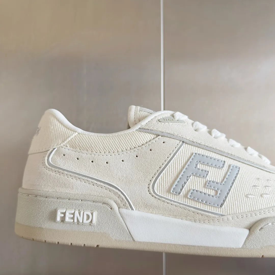 Top version: Couple model, cloth cover 700💰 Fendi Fendi match series Couple model, film, casual sports shoes, sneakers, original purchase, development and production of these FENDI Match lace-up sports shoes. Small perforations accent the upper. Made of white leather with beige suede details. Matcha green leather FF applique. Rubber sole with FENDI lettering on the side. Comes with exquisite packaging at the counter 🛍📦 ▪️ Fabric: Original custom imported first-layer cowhide ▪️ Lining: Imported custom breathable mesh ▪️ Sole: Original molded TPU two-color combination sole ▪️ Sole thickness: 3CM ▪️ Size: Women's 35-41 / Men's 39-45